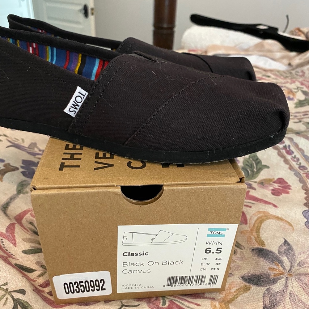 Never worn toms